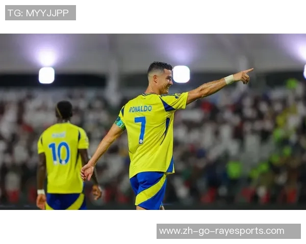 国际足球巨星C罗惊艳亮相引爆全场球迷热情震撼全球